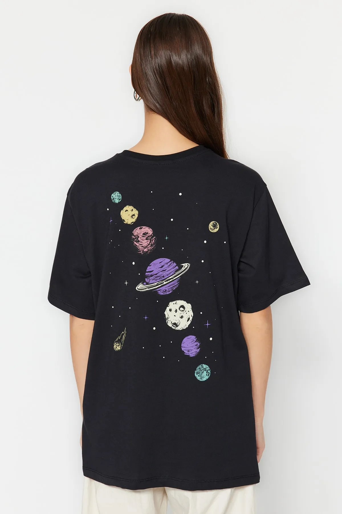 Trendyol Collection  Schwarzes Boyfriend-Strick-T-Shirt mit Rundhalsausschnitt aus 100 % Baumwolle mit Galaxy-Print auf der Vorder- und Rückseite TWOSS23TS00257
