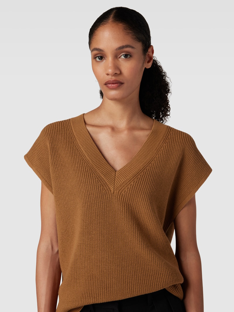 Strickpullover mit V-Ausschnitt in camel