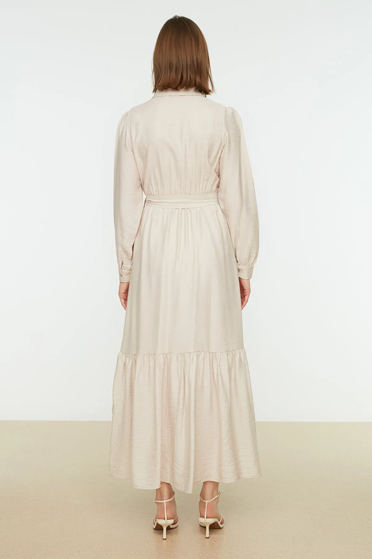 Trendyol Modest  Beiges Hemdblusenkleid aus Webstoff mit Gürtel, Schulterdetail, Rock und Volant TCTSS21EL3887