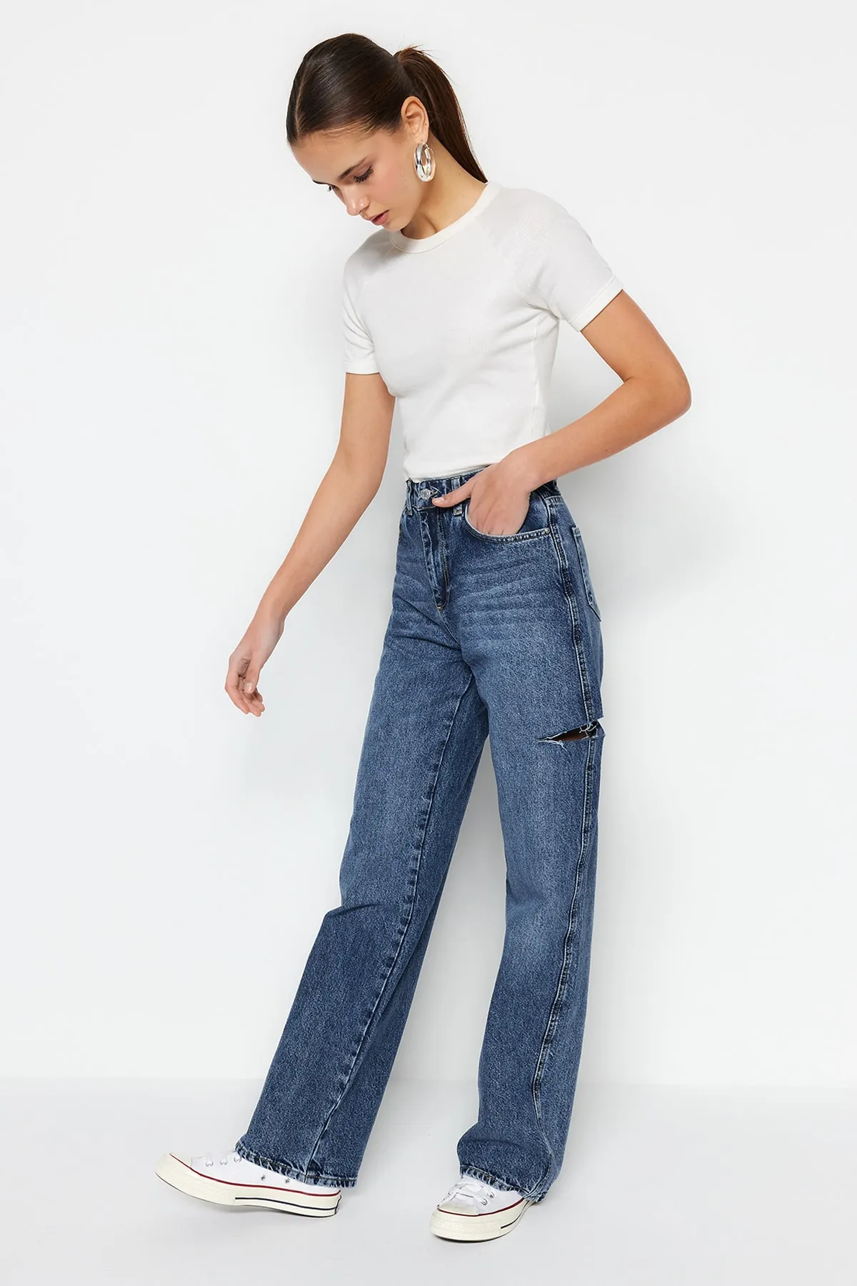 Trendyol Collection  Dunkelblaue zerrissene Jeans mit hoher Taille und weitem Bein TWOSS23JE00142