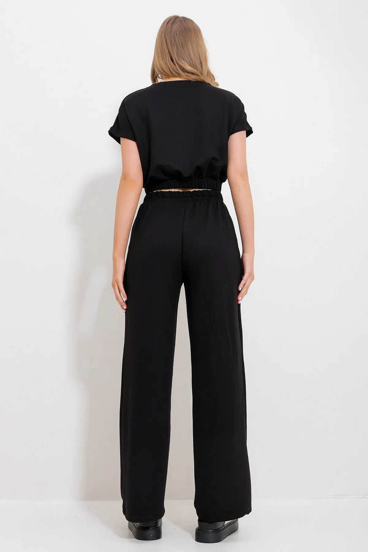 Trend Alaçatı Stili  Schwarzes Damen-Doppelset mit kurzer Bluse und Palazzo-Hose mit Rundhalsausschnitt und zwei TaschenALC-X11895