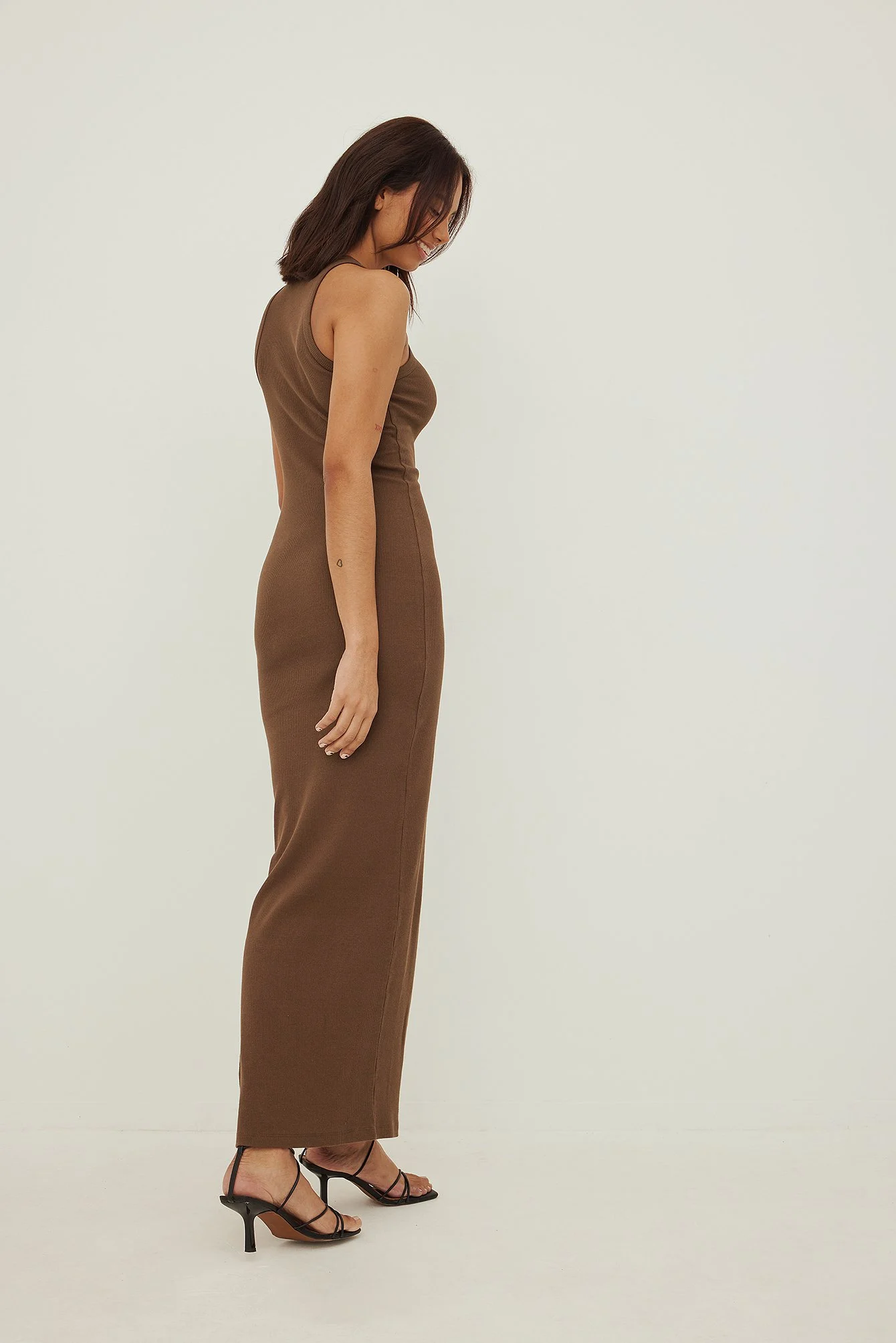 Geripptes Maxikleid mit Rüschen