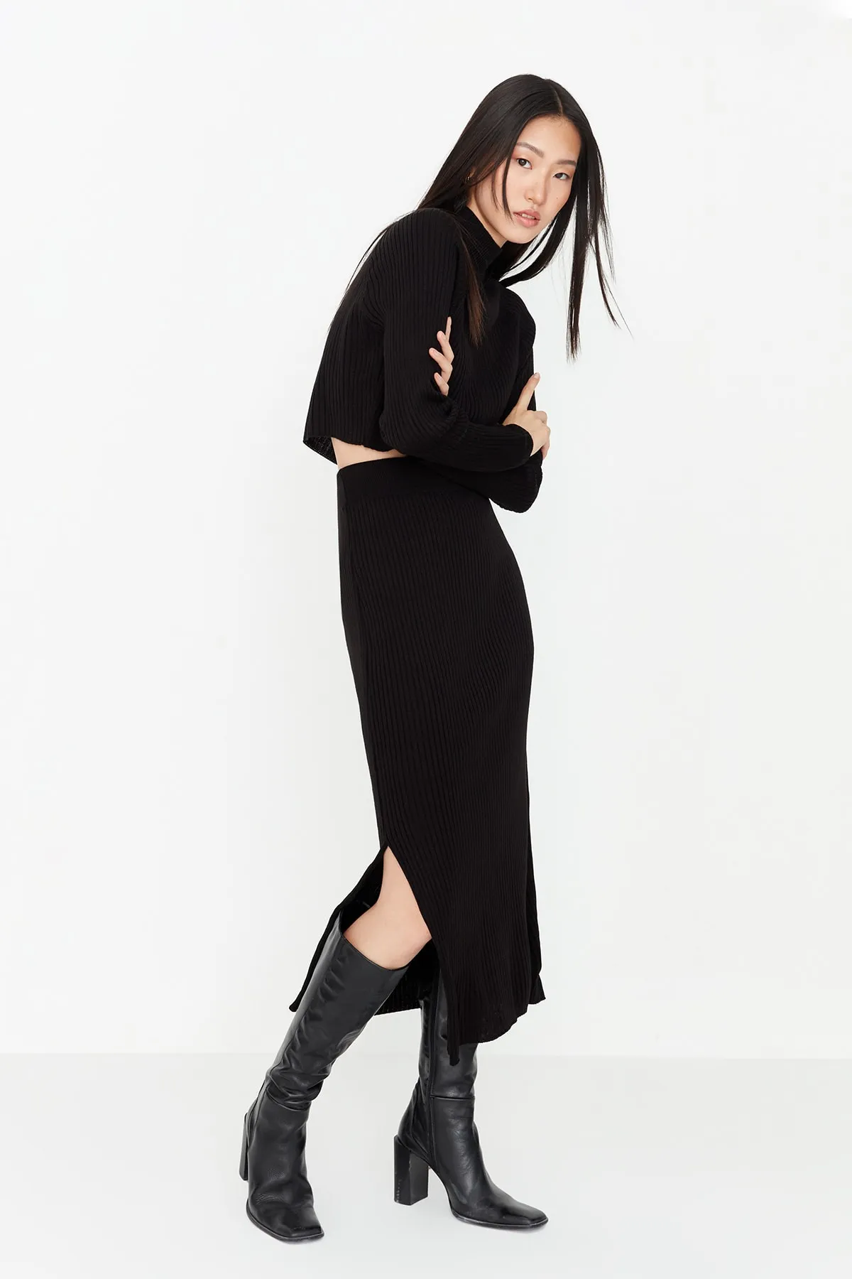 Trendyol Collection  Schwarzes, kurzes Basic-Set aus Strickoberteil und -unterteil mit Rock TWOAW23AU00170