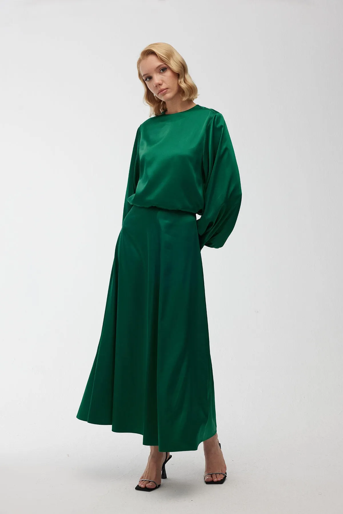 Manuka  Satin-Abendkleid, ausgestellter Rock, Smaragdgrün