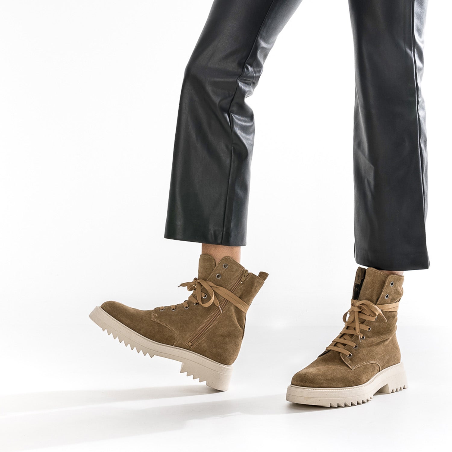 Boots à lacet TEXTO beige en cuir velours