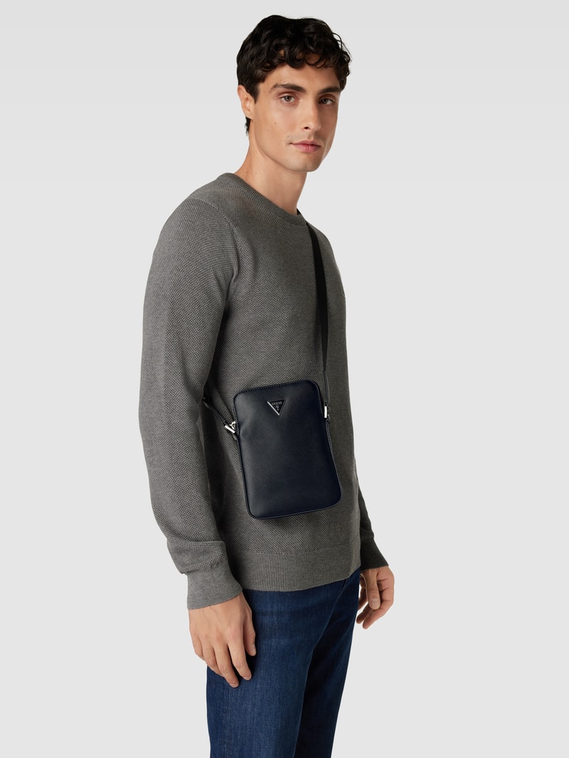 Umhängetasche mit Label-Patch in schwarz