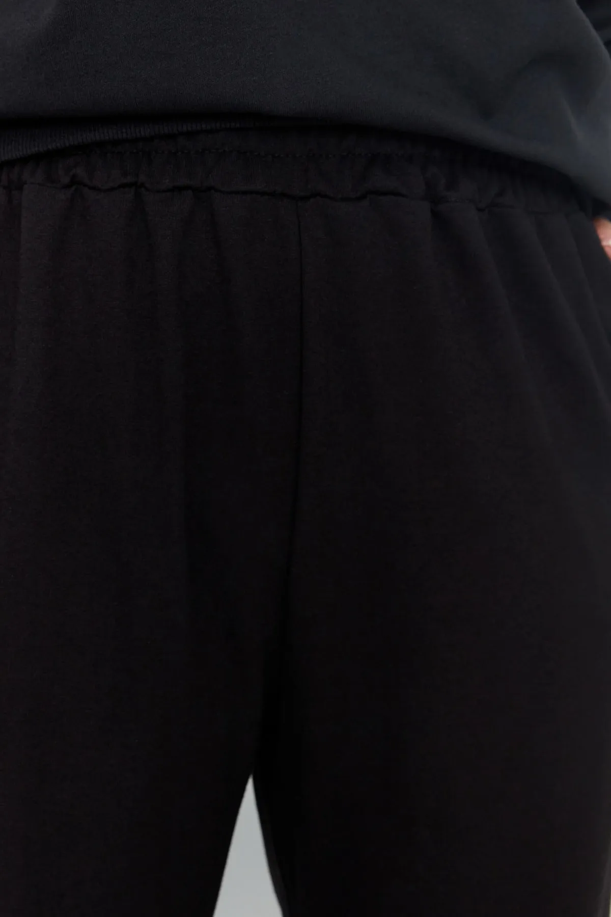 Trendyol Curve  Schwarze, weit geschnittene, dünne Strick-Jogginghose TBBAW23AJ00007