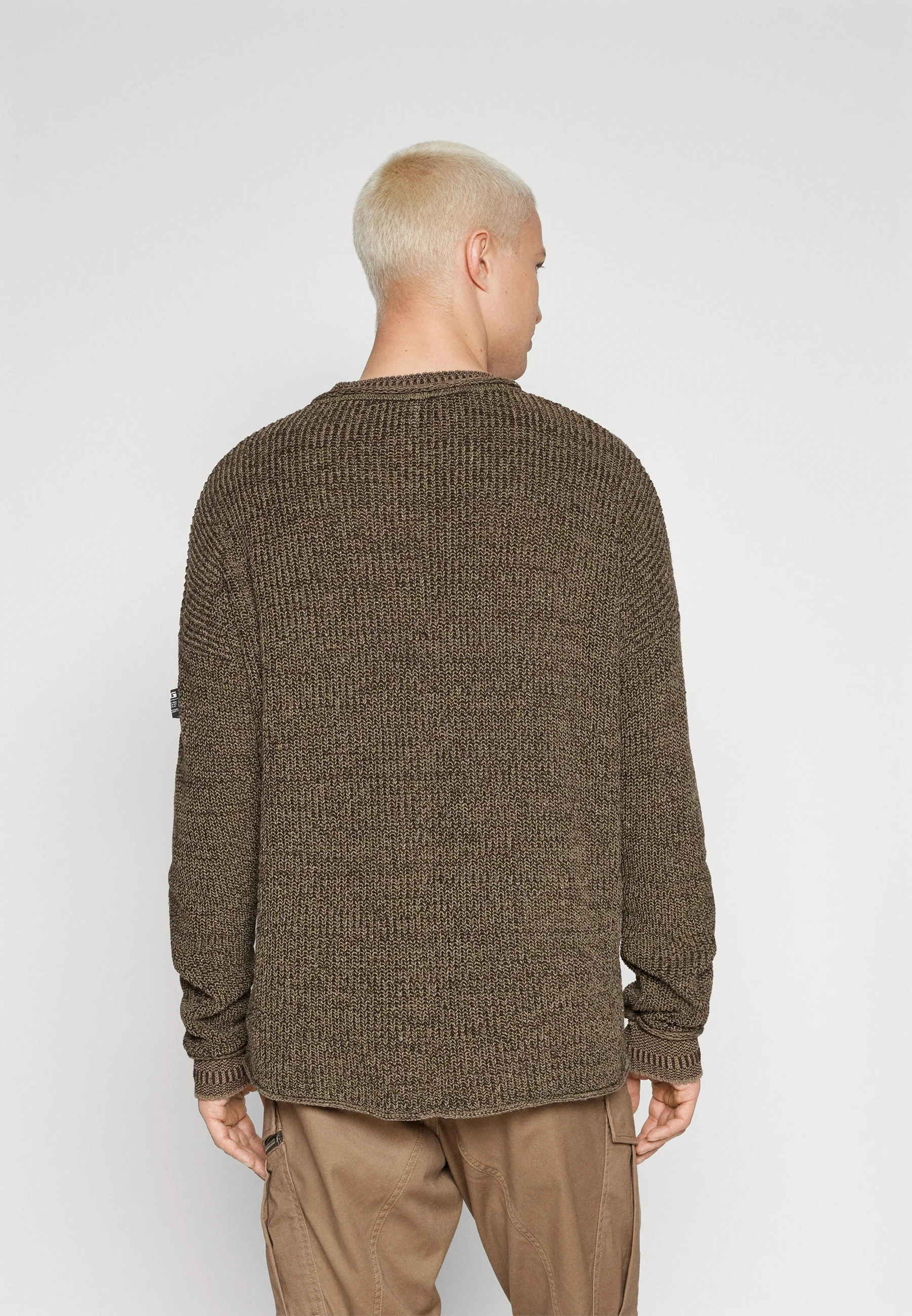 Suéter con cuello redondo trenzado de BDG Urban Outfitters