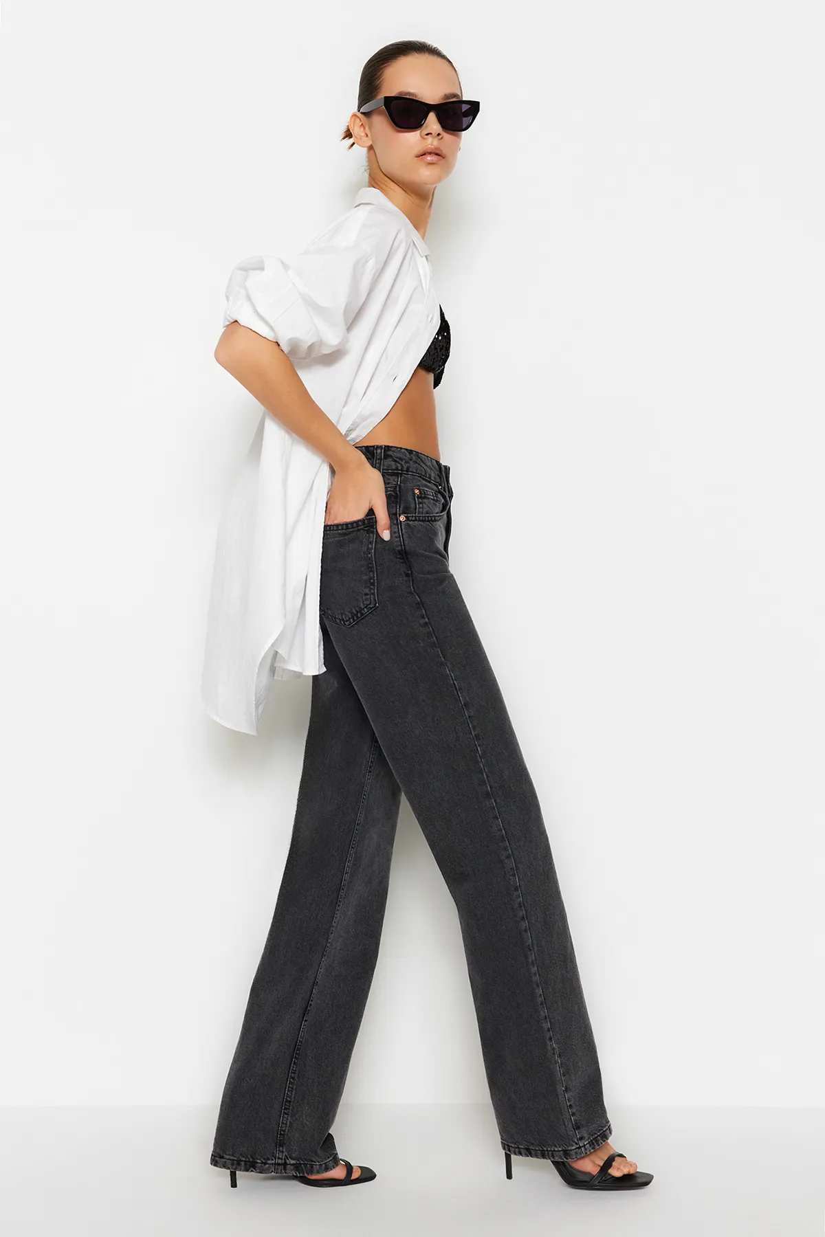 Trendyol Collection  Anthrazitfarbene Sommerjeans mit hoher Taille und weitem Bein aus dünnem Stoff TWOSS24JE00020