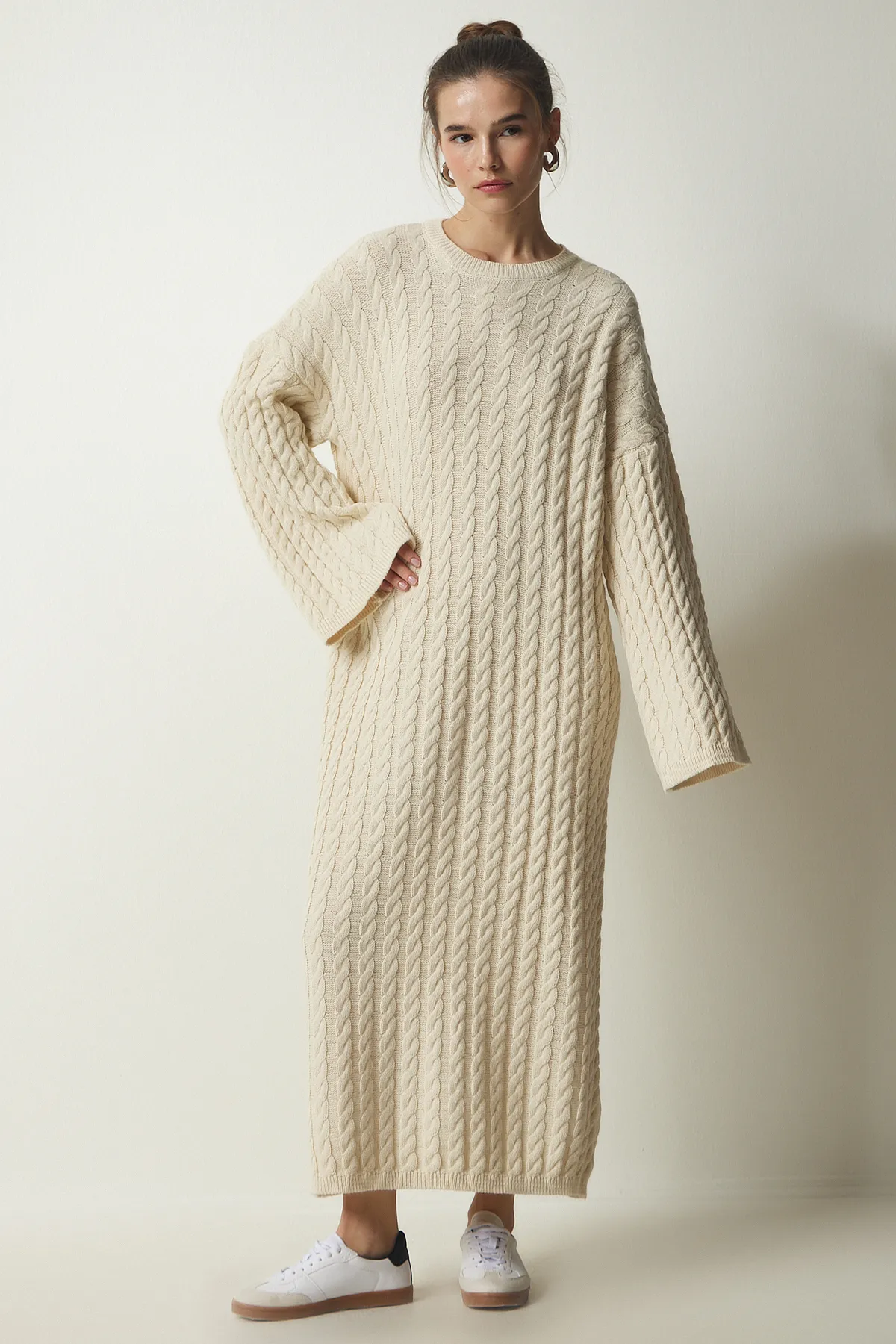 Happiness İstanbul  Cremefarbenes gestricktes, detailliertes, dickes Oversize-Strickkleid für Damen YY00184