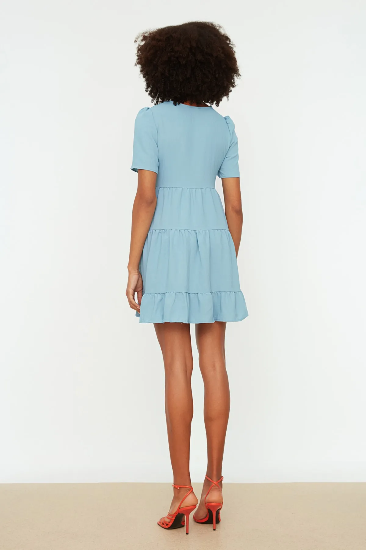 Trendyol Collection  Hellblaues, weit geschnittenes Mini-Webkleid TWOSS20EL0400