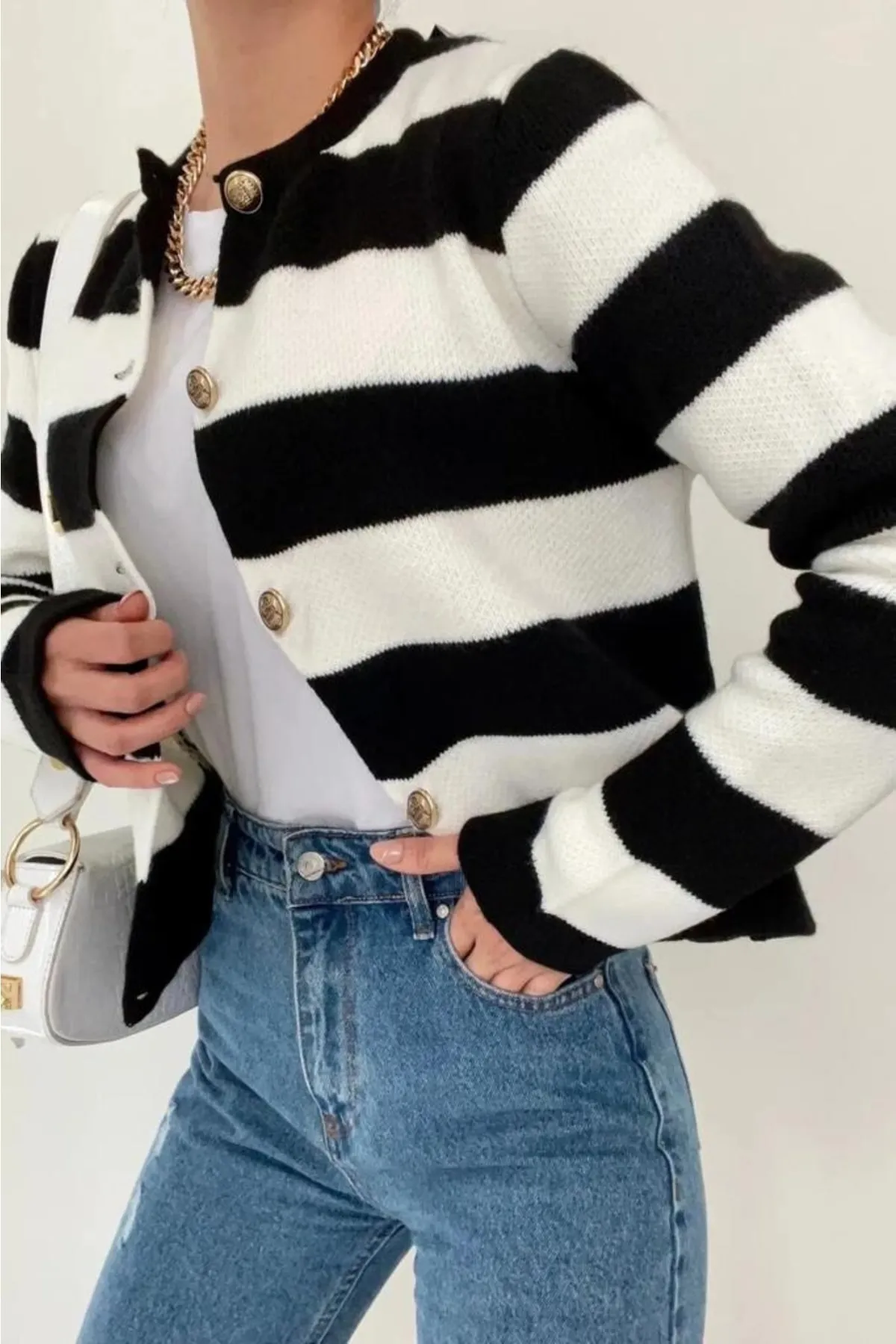 MODAGEN  Schwarz gestreifter Crop-Strick-Cardigan für Damen mit Rundhalsausschnitt und goldfarbenen Knöpfen