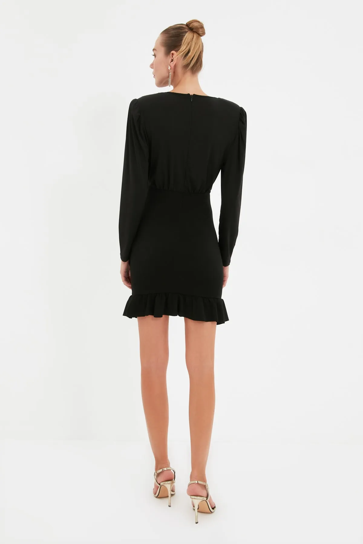 Trendyol Collection  Schwarzes, figurbetontes, gefüttertes, gestricktes Volant-Elegantes Abendkleid TPRAW22EL1909