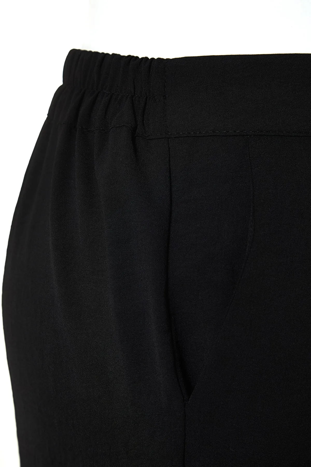Trendyol Curve  Schwarze plissierte Webhose mit hoher Taille TBBSS22PL0448