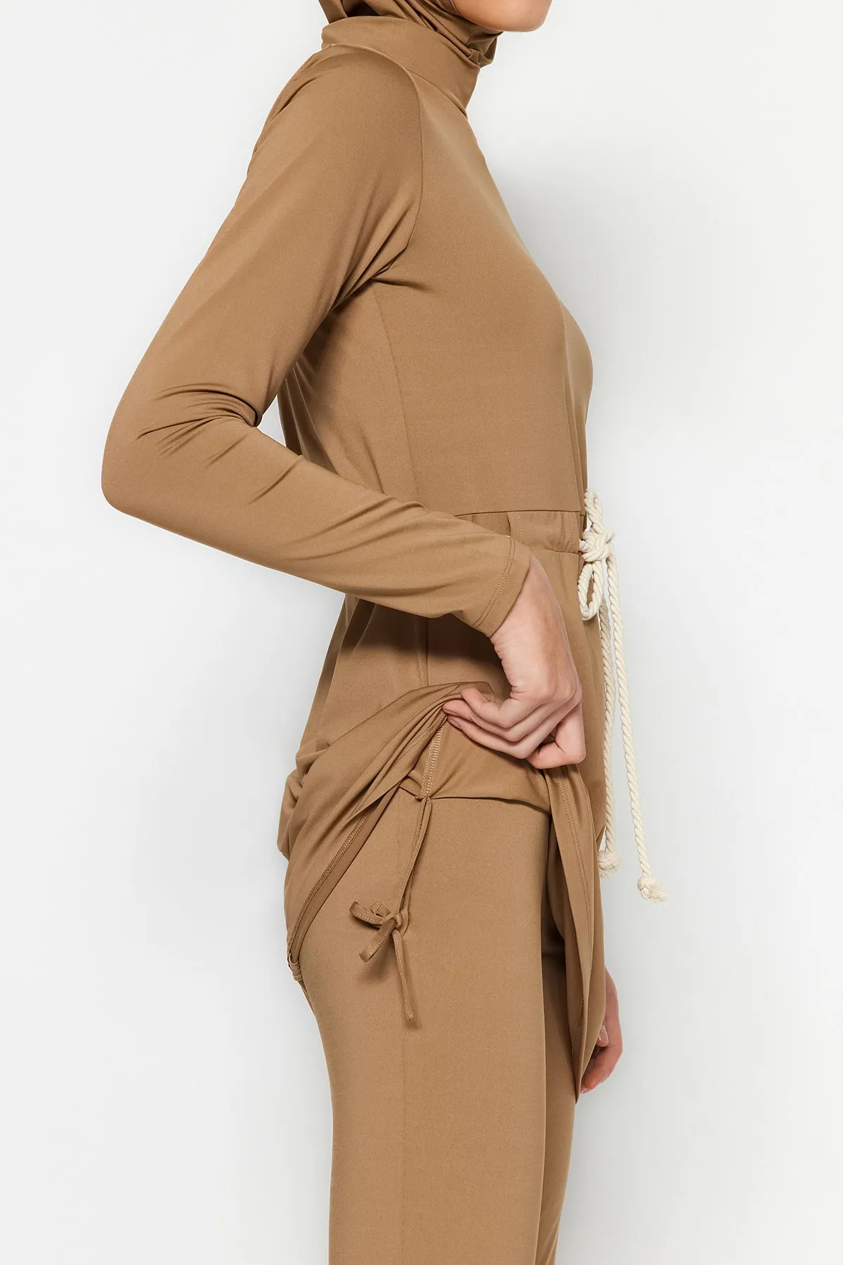 Trendyol Modest  4-teiliges Badeanzug-Set aus gestricktem Lycra mit Nerzgürtel und Gürtel TCTSS23CF00039