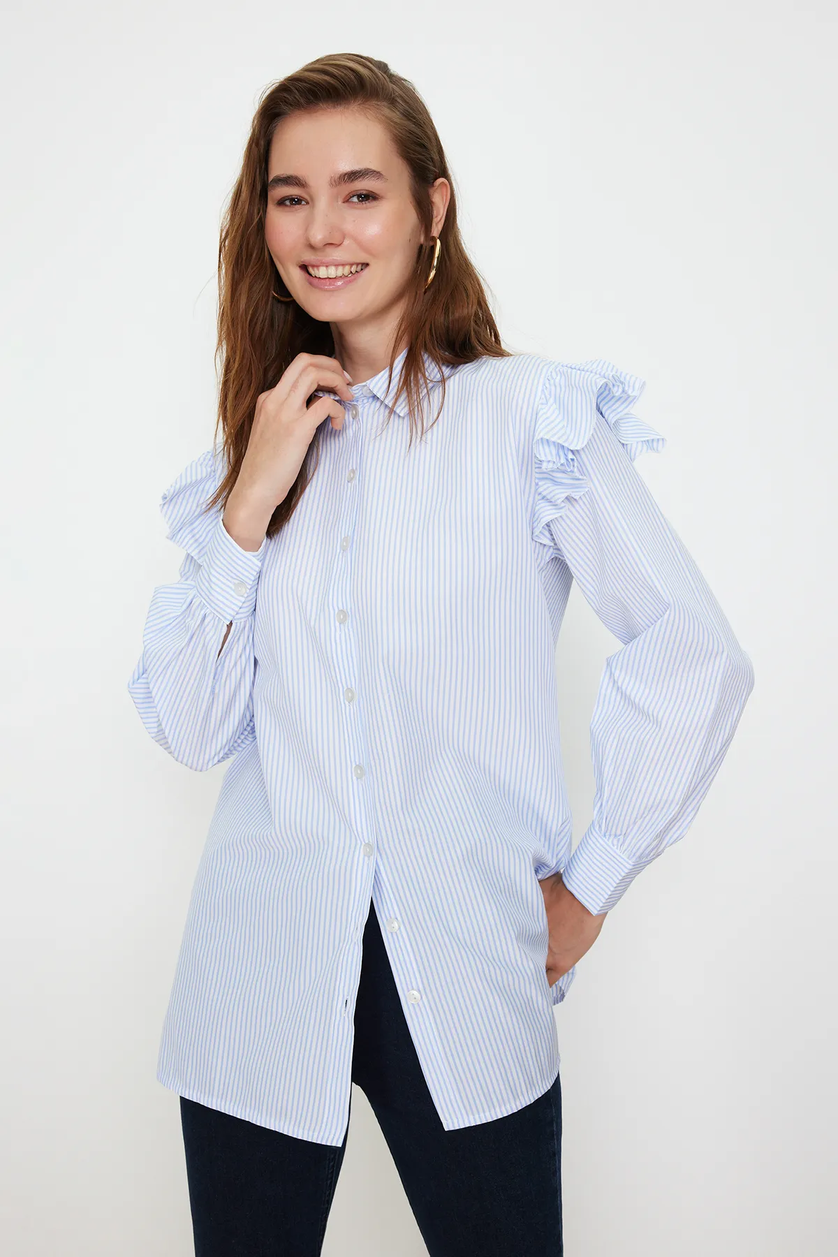 Trendyol Modest  Hellblaues gestreiftes Hemd aus gewebter Baumwolle TCTSS24TG00010