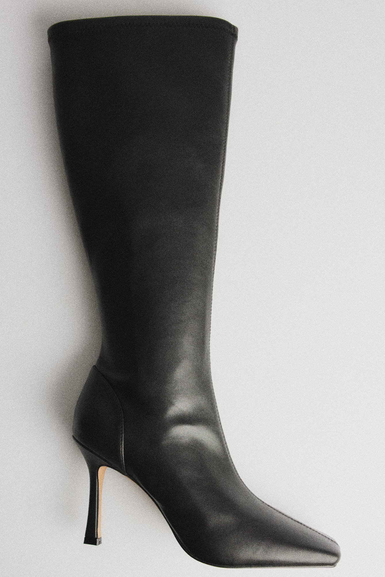 Eng anliegende kniehohe Stiletto-Stiefel