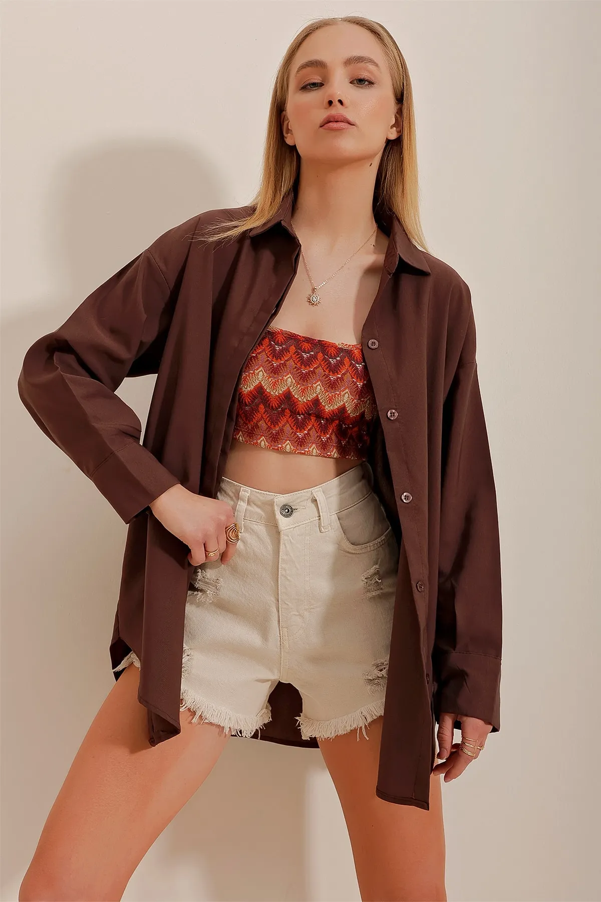 Trend Alaçatı Stili  Braunes, übergroßes, langes, gewebtes Hemd für Damen ALC-X6828