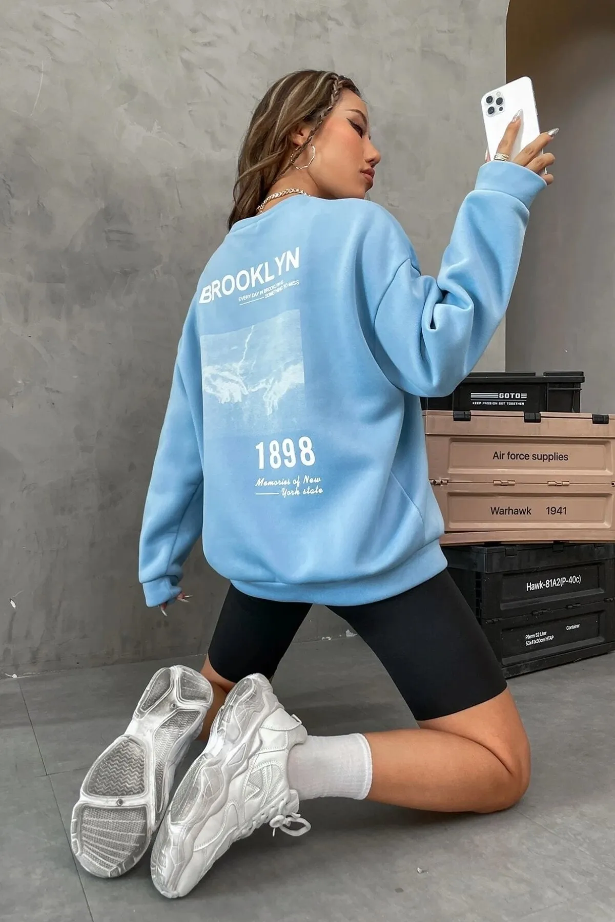 MODAGEN  Unisex Baby Blue Brooklyn 1898 bedrucktes Oversize-Sweatshirt mit Rundhalsausschnitt