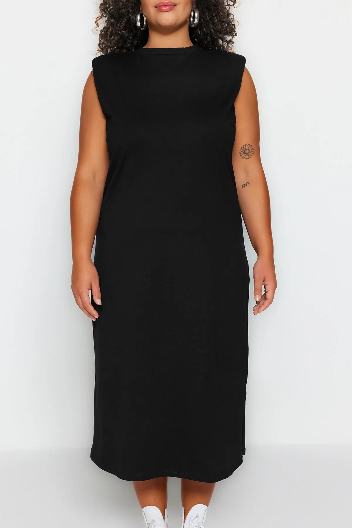 Trendyol Curve  Schwarzes, gepolstertes Strickkleid mit Rundhalsausschnitt TBSSS23AH00079
