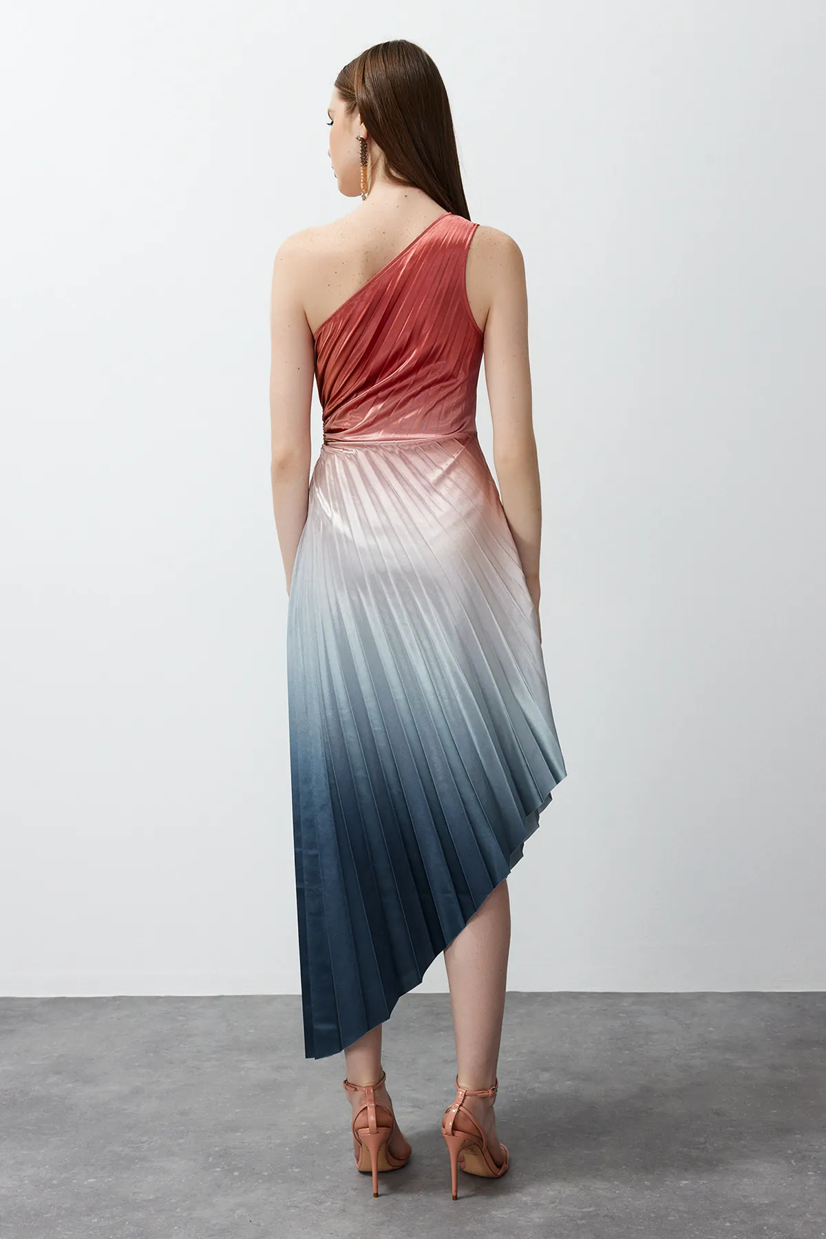 Trendyol Collection  Mehrfarbiges, asymmetrisches, gestricktes, plissiertes Satin-Abendkleid mit Detail TPRSS23EL00557