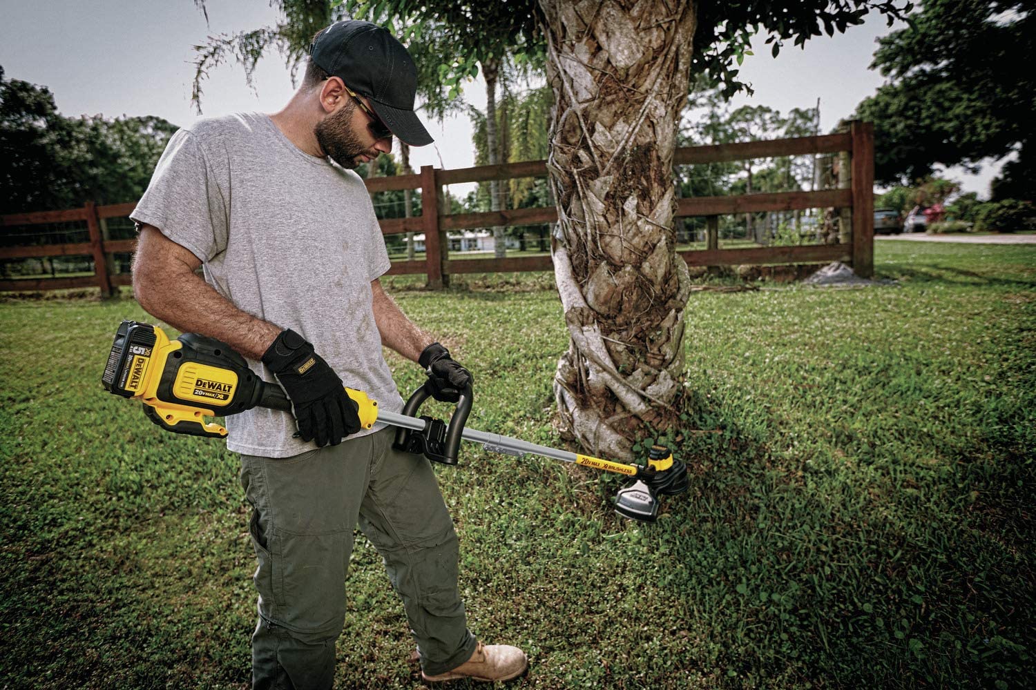 Aparador de grama sem fio DEWALT 20V MAX, bateria de 5Ah, 13 polegadas (DCST920P1)