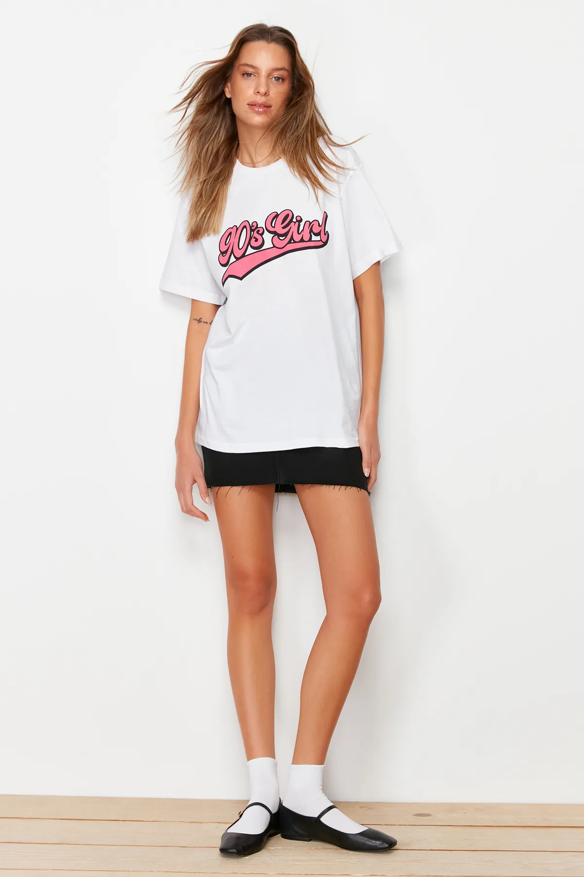 Trendyol Collection  Weißes bedrucktes Oversize/Wide Fit Strick-T-Shirt mit Stehkragen, 100 % Baumwolle TWOSS23TS00373