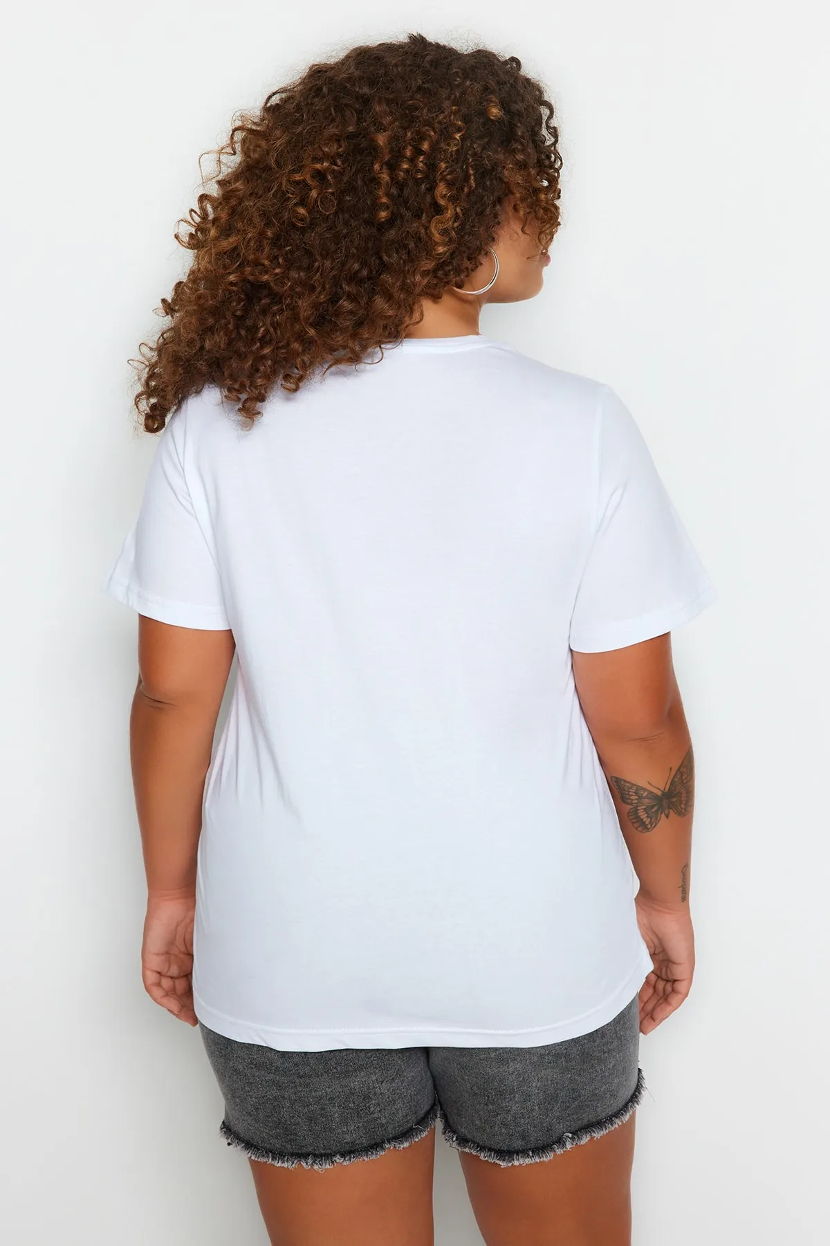 Trendyol Curve  Weißes bedrucktes Strick-T-Shirt mit Rundhalsausschnitt TBSSS23BF00032