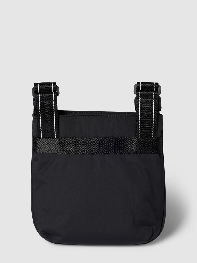 Handtasche mit Label-Patch und Karabiner in schwarz