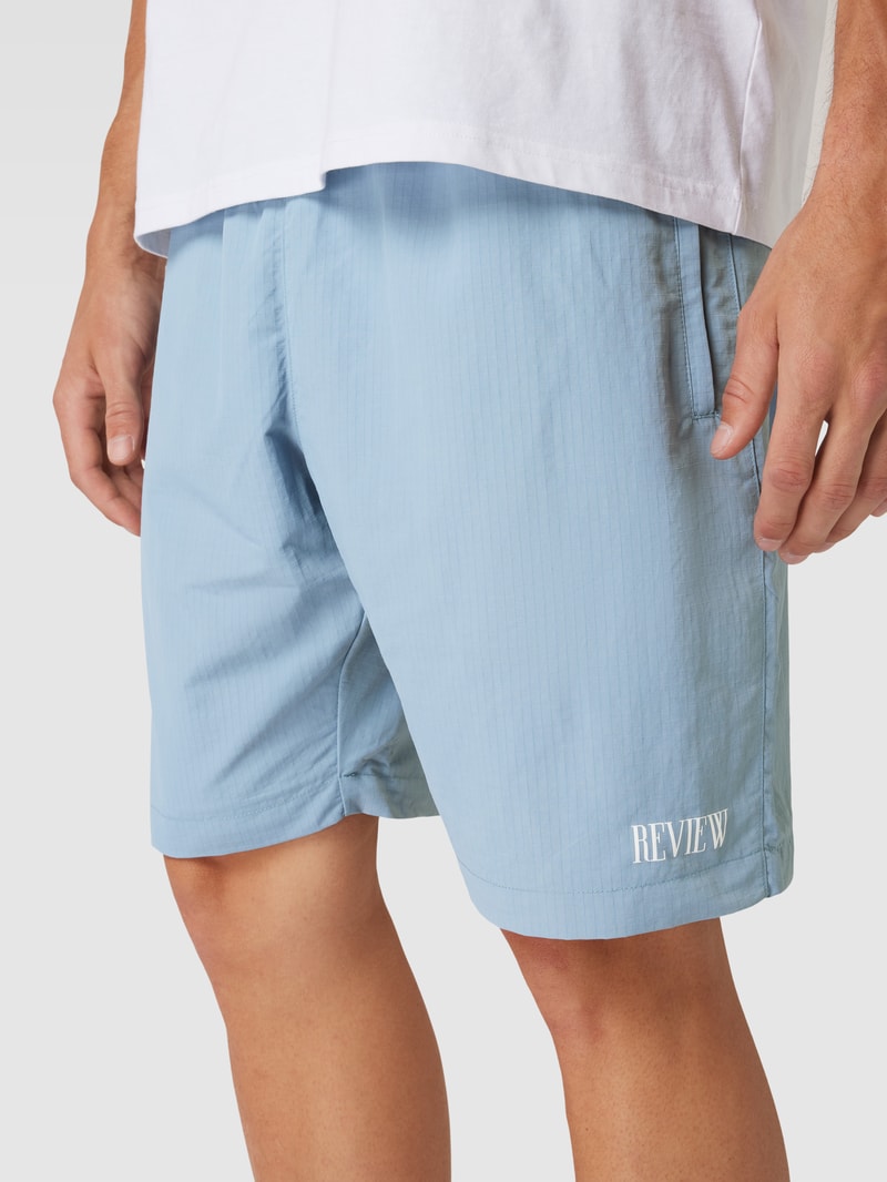 Shorts mit Label-Print in hellblau