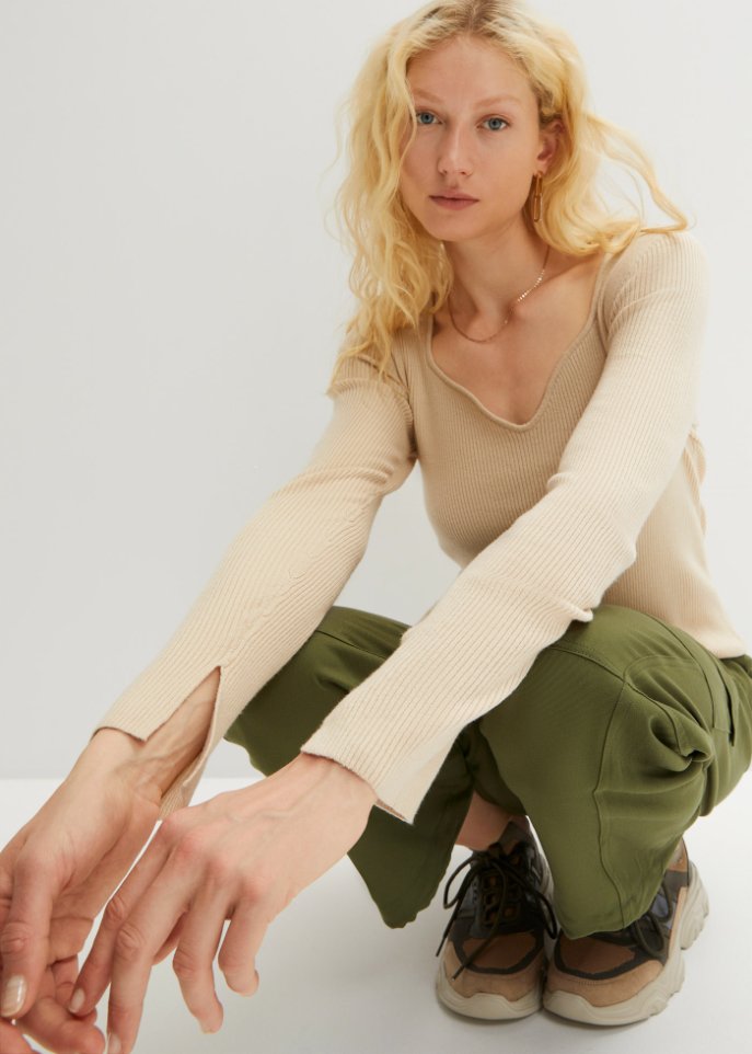 Pullover mit Herzauschnitt