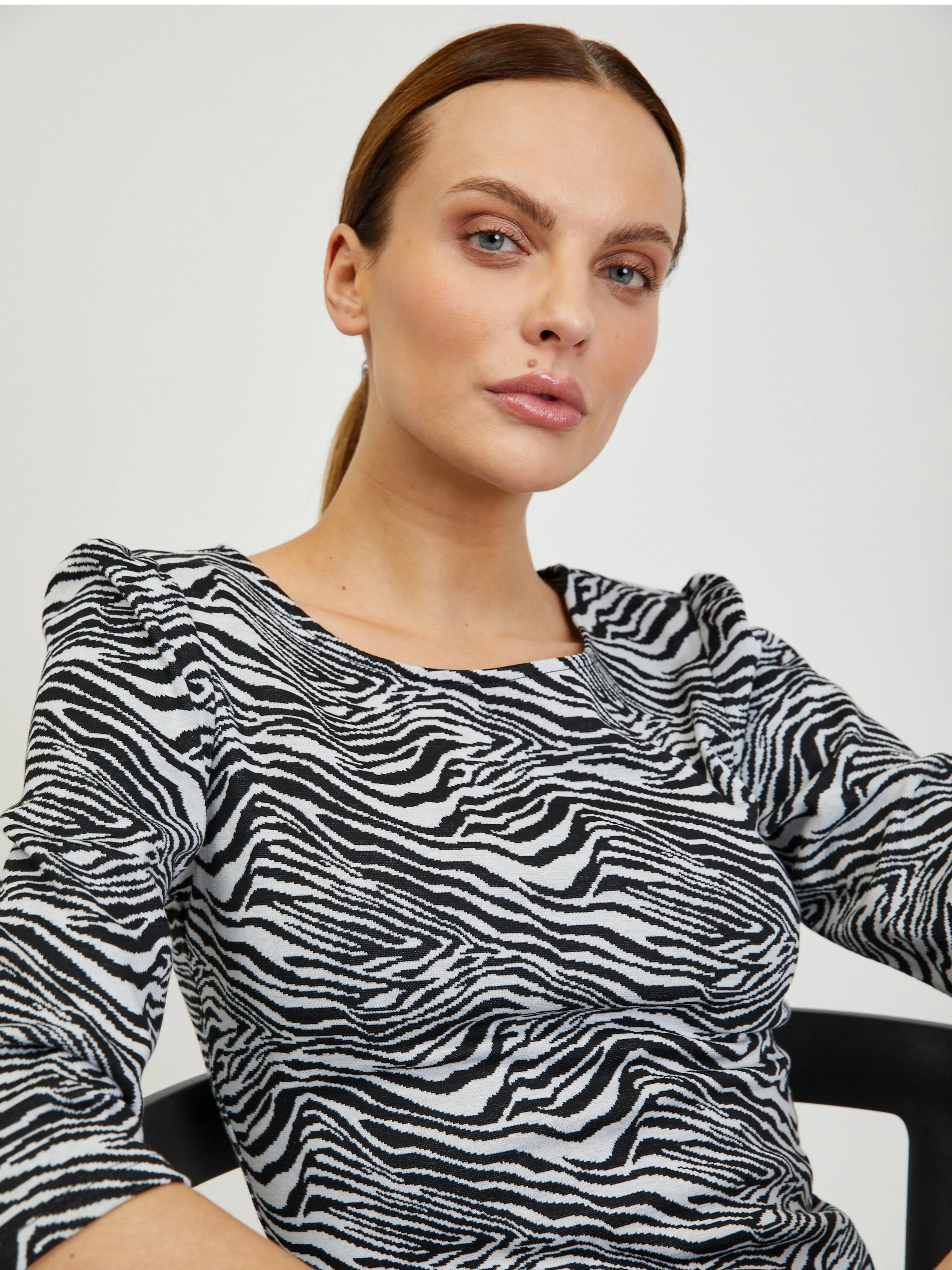 Weißes und schwarzes gemustertes Damen-T-Shirt ORSAY