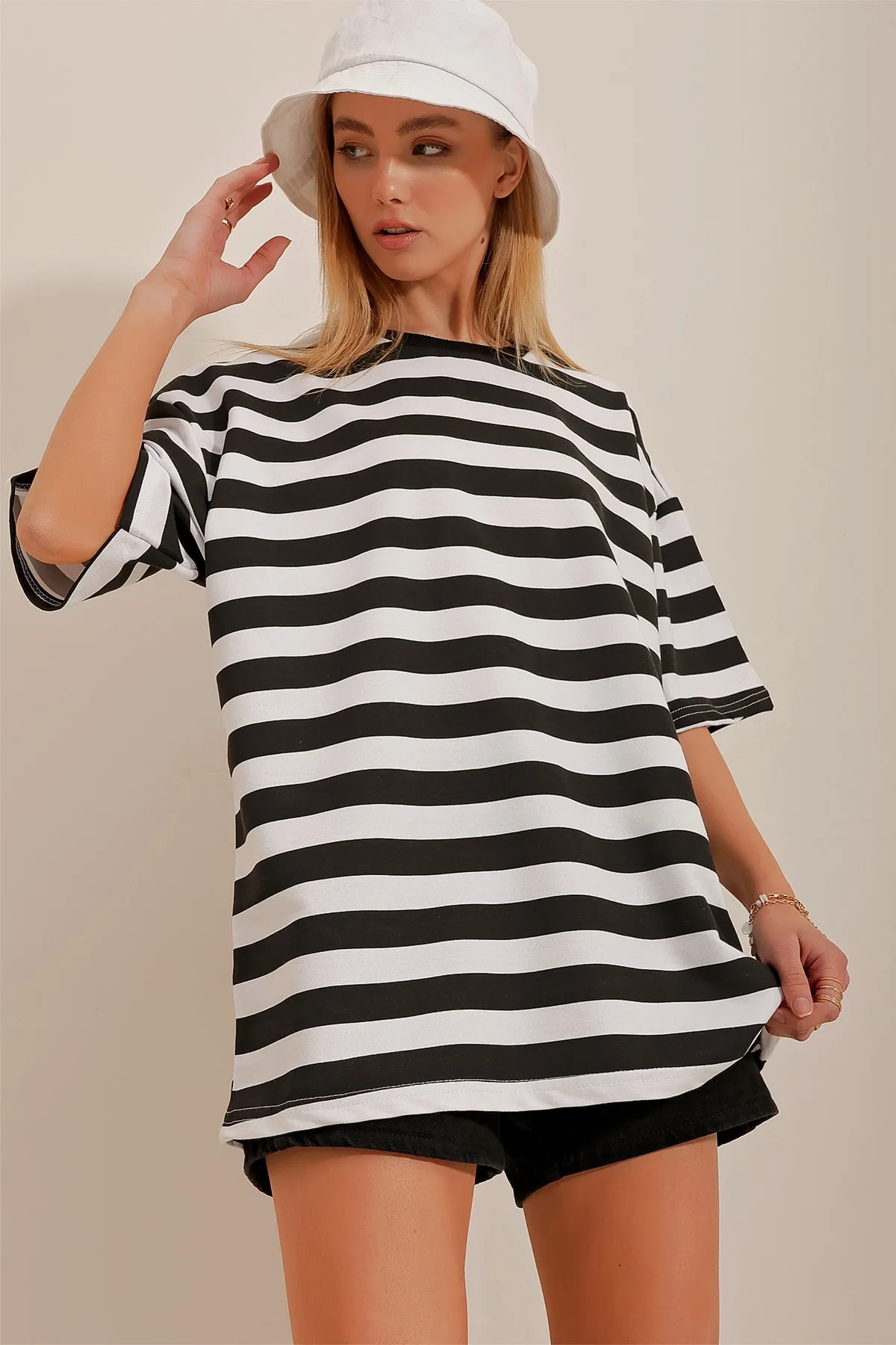 Trend Alaçatı Stili  Schwarzes, dick gestreiftes Oversize-T-Shirt mit Rundhalsausschnitt für Damen ALC-X10389