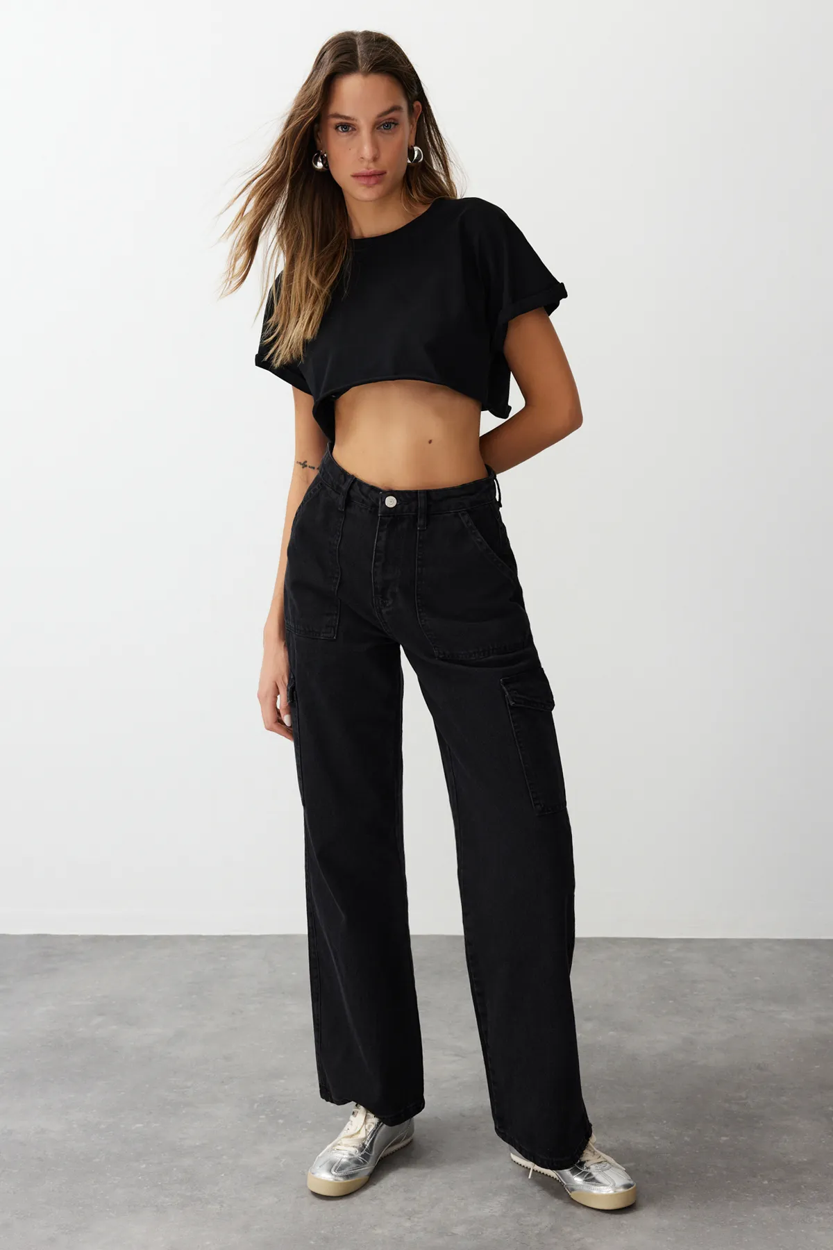 Trendyol Collection  Schwarze Jeans mit weitem Bein und hoher Taille und Cargotasche TWOAW22JE0392