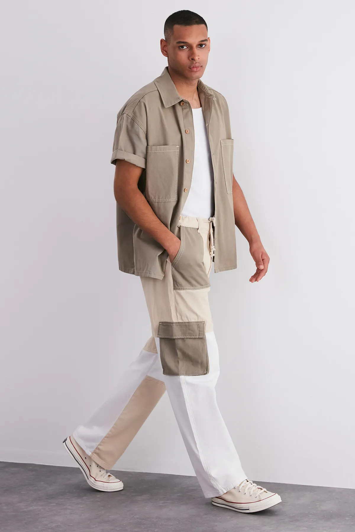 Trendyol Collection  Khakifarbene Cargohose mit lockerer Passform und Farbblock in limitierter Auflage TMNSS24PL00008