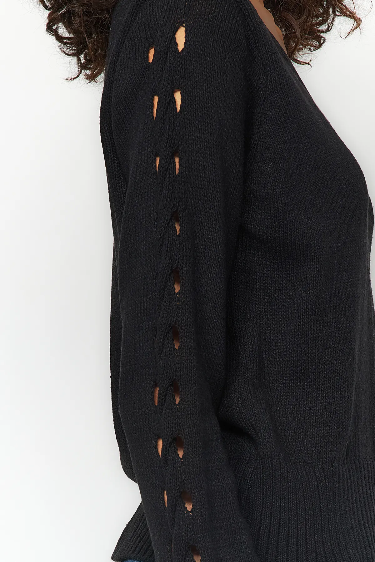 Trendyol Collection  Schwarzer Strickpullover mit V-Ausschnitt und Lochmuster TWOAW24KZ01217