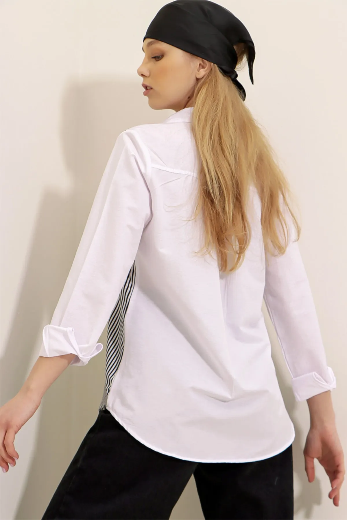 Trend Alaçatı Stili  Schwarz-weißes gewebtes Hemd mit Blockstreifen für Damen ALC-X8149