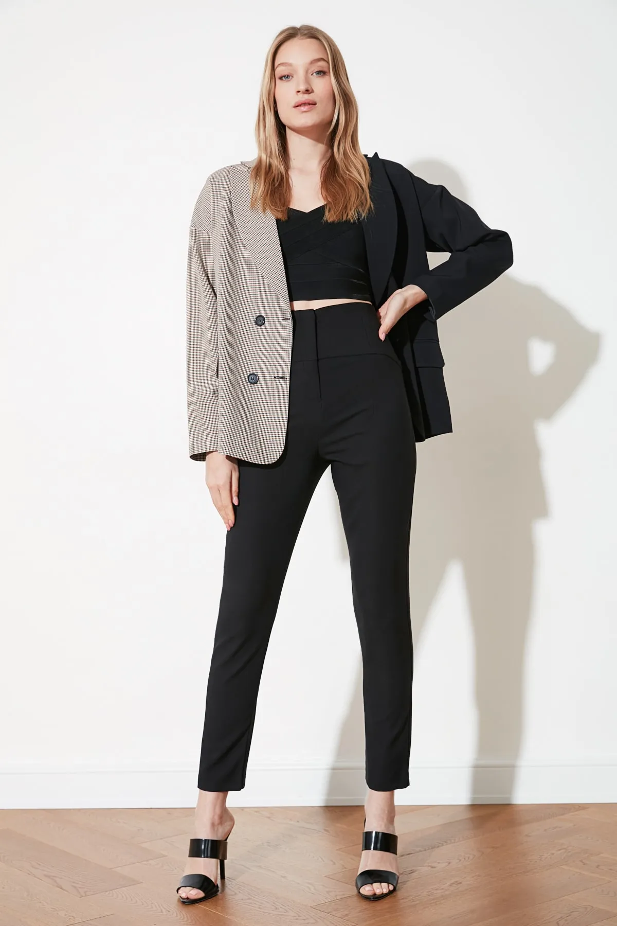 Trendyol Collection  Schwarze gewebte Zigarettenhose mit schmalem Bein und Ziernähten an der Taille TWOSS20PL0388