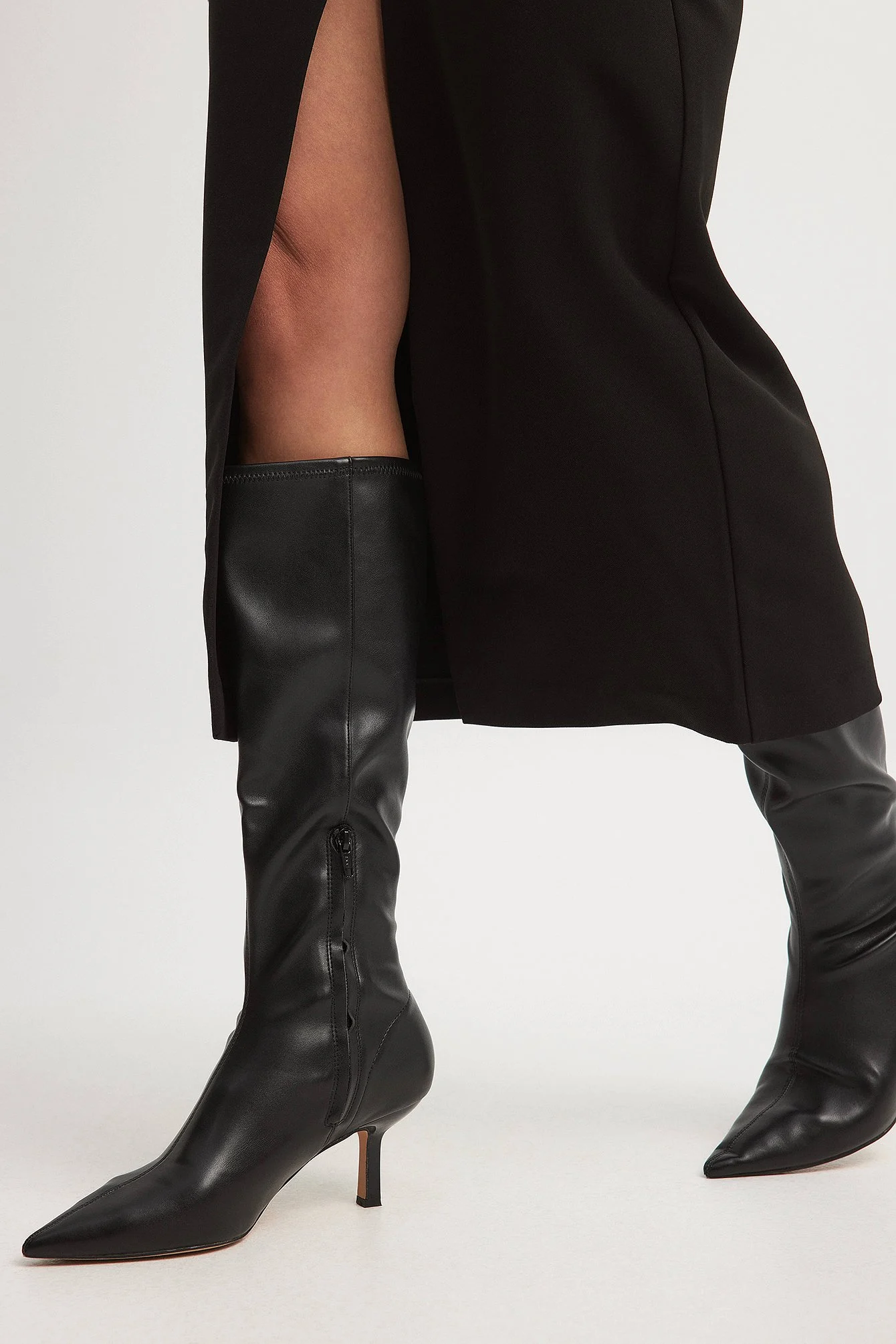 Kniehohe Stiefel mit niedrigem Absatz