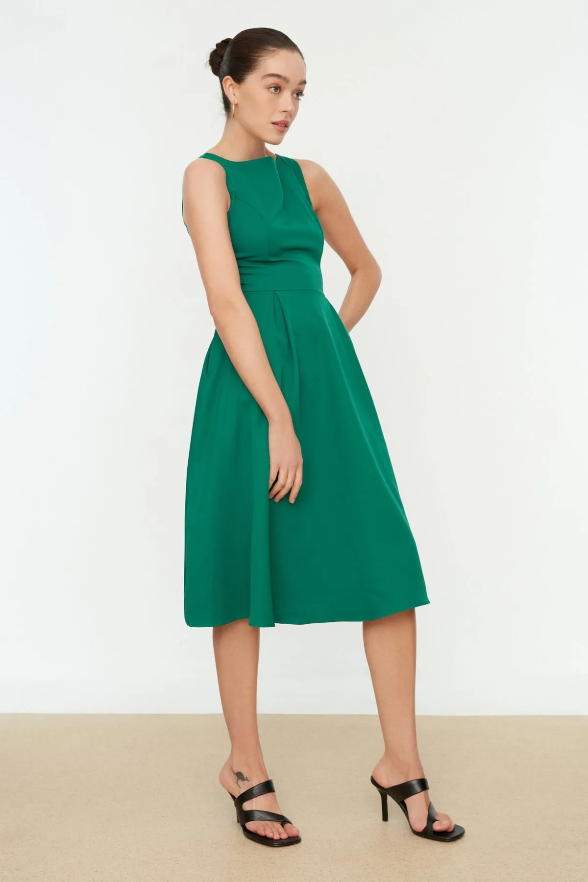 Trendyol Collection  Grünes Midi-Plissee-Webkleid mit Taille TWOSS20EL0980