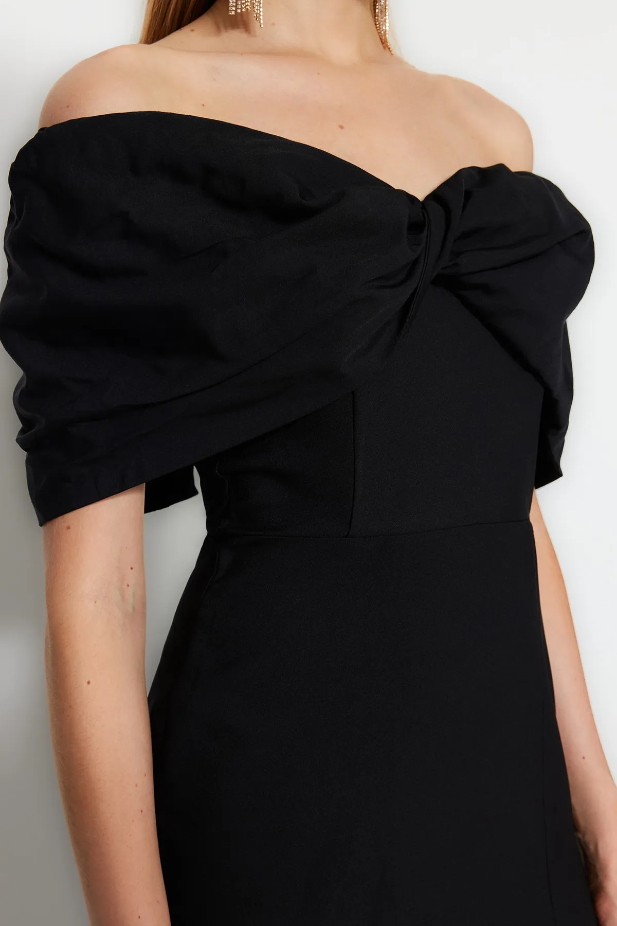 Trendyol Collection  Schwarzes, gefüttertes, gewebtes, langes Abendkleid TPRSS23AE00067