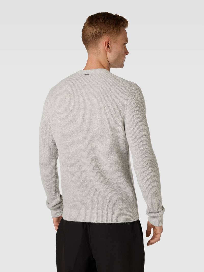 Strickpullover mit gerippten Abschlüssen in hellgrau
