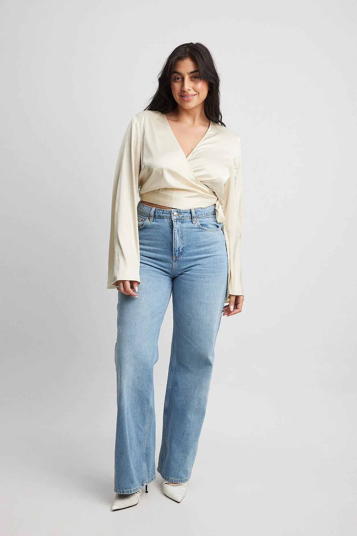 Wickelbluse aus Satin mit Trompetenärmeln