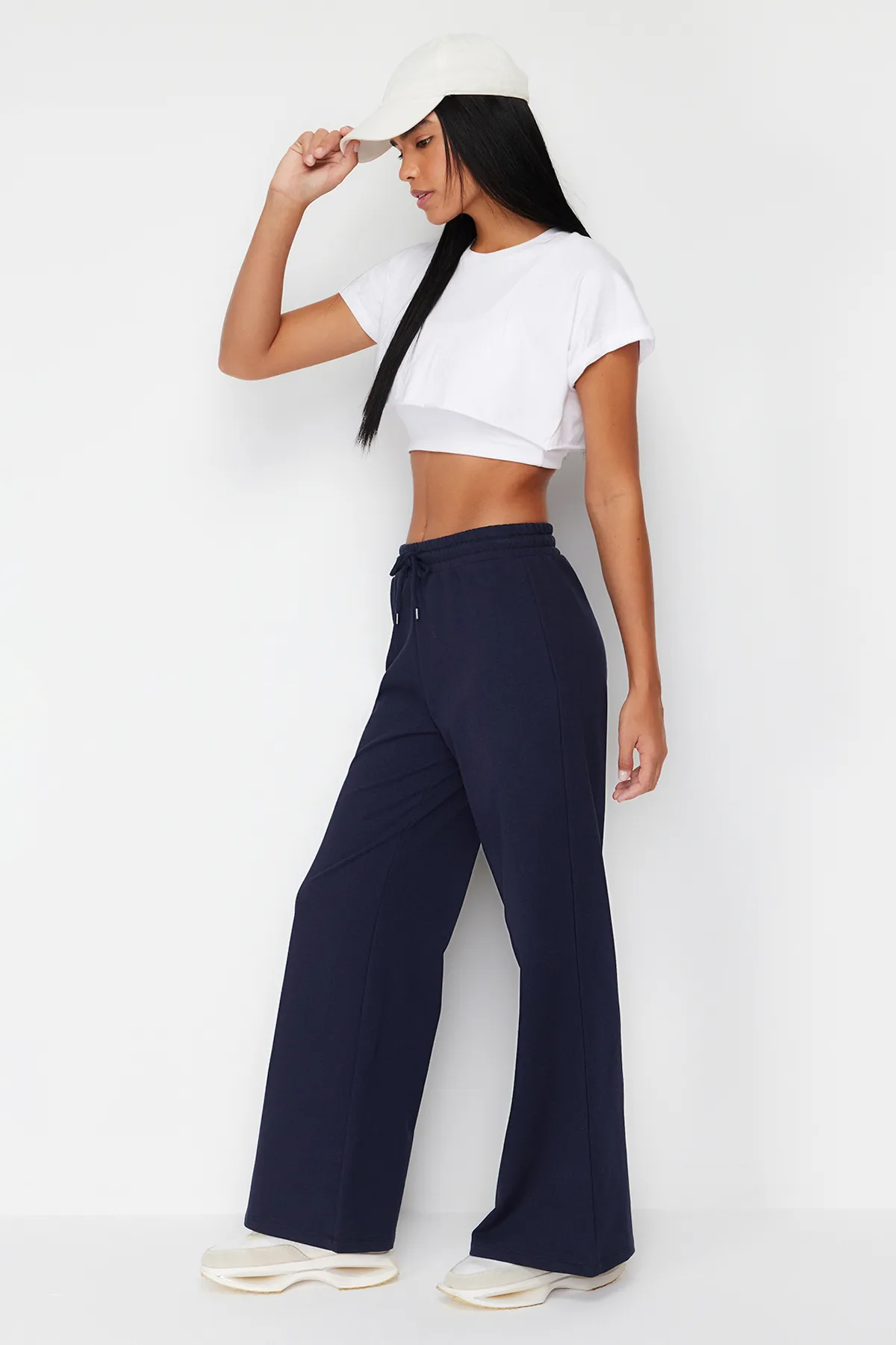 Trendyol Collection  Dunkelblaue Sport-Jogginghose mit weitem Bein und dünnem Strick TWOAW22EA0053