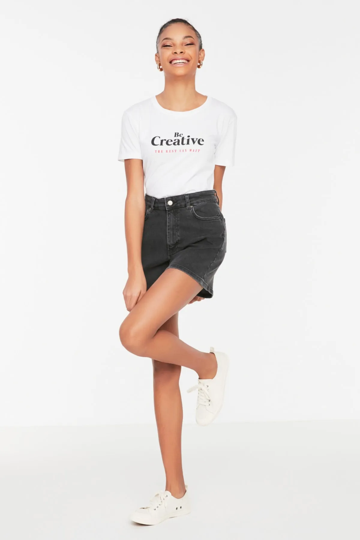 Trendyol Collection  Anthrazitfarbene Mom-Jeansshorts mit hoher Taille TWOSS20SR0210
