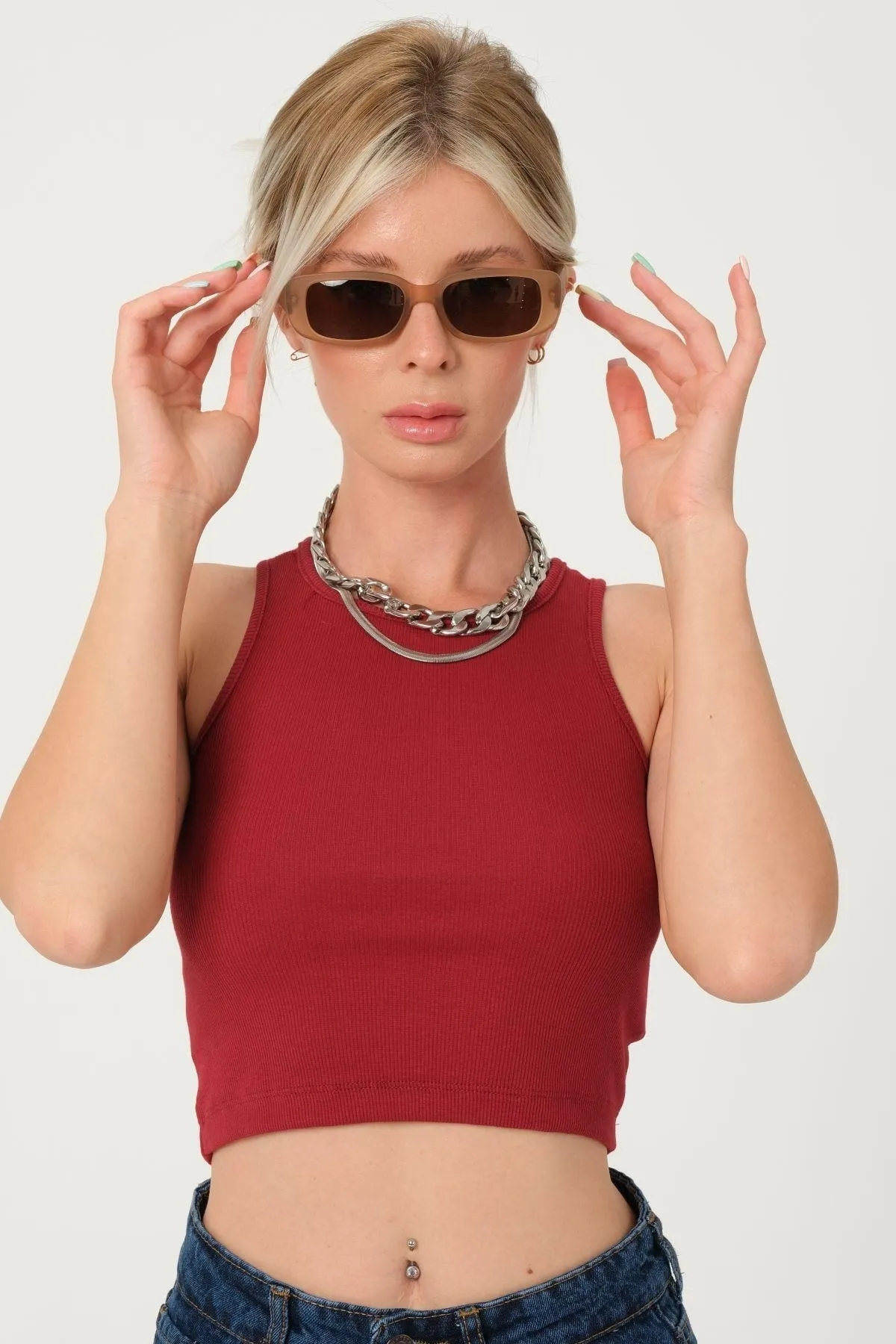 Domoda  Burgunderfarbenes Crop-Top mit Neckholder und gerippter Sportler-Bluse