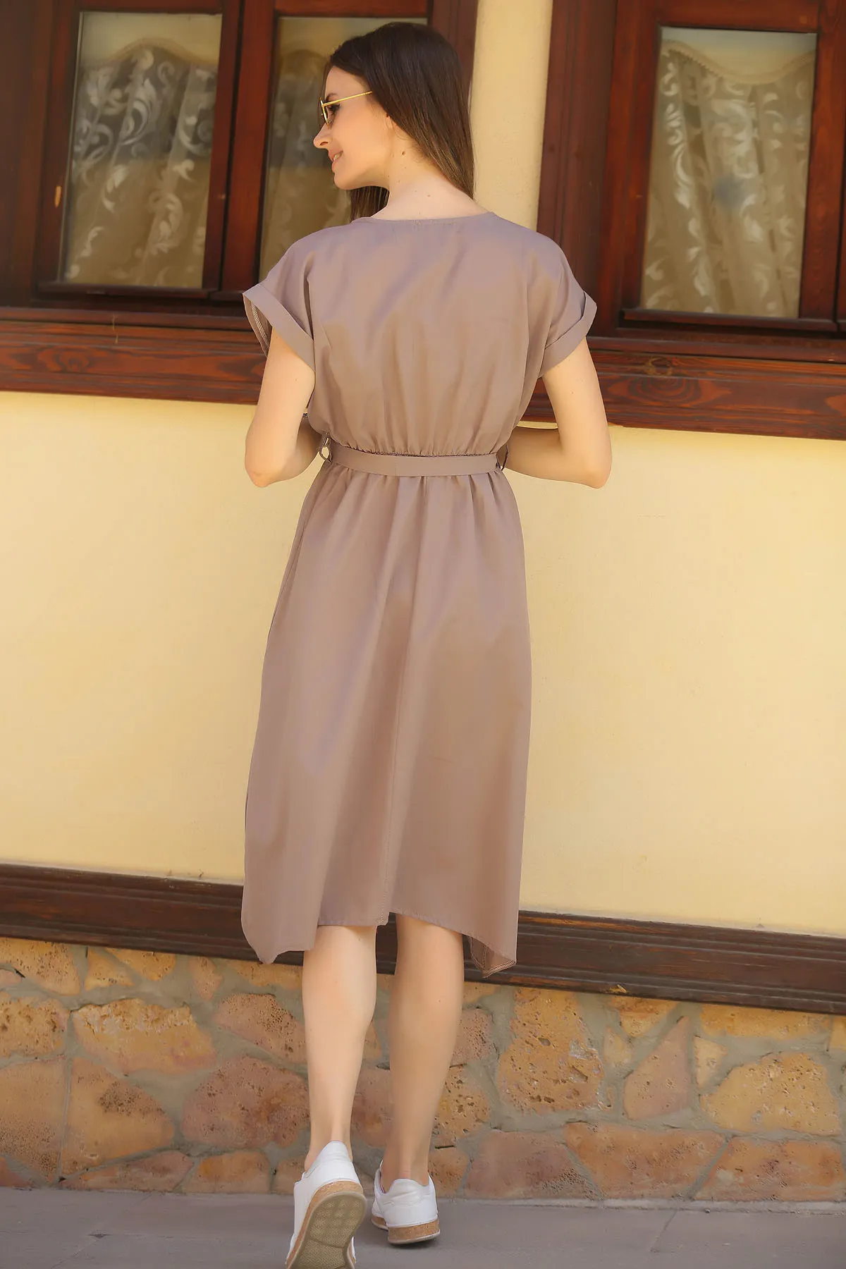 armonika  Nerzfarbenes Damenkleid mit elastischer Taille und Bindeband ARM-18Y001120