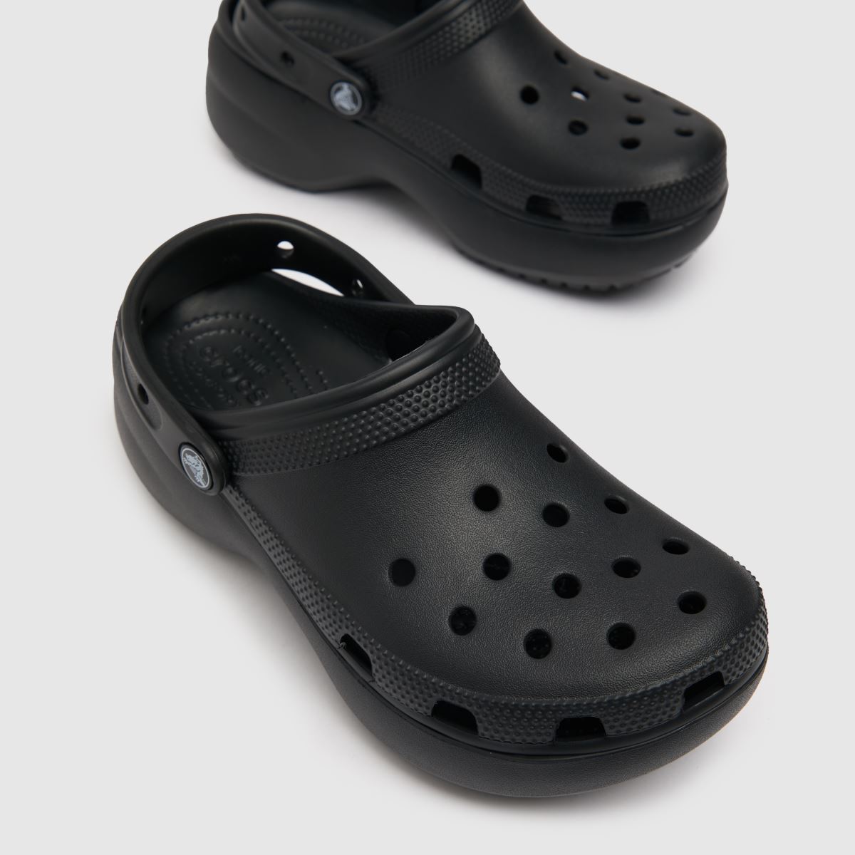Crocs klasszikus platformos klumpa szandál fekete színben
