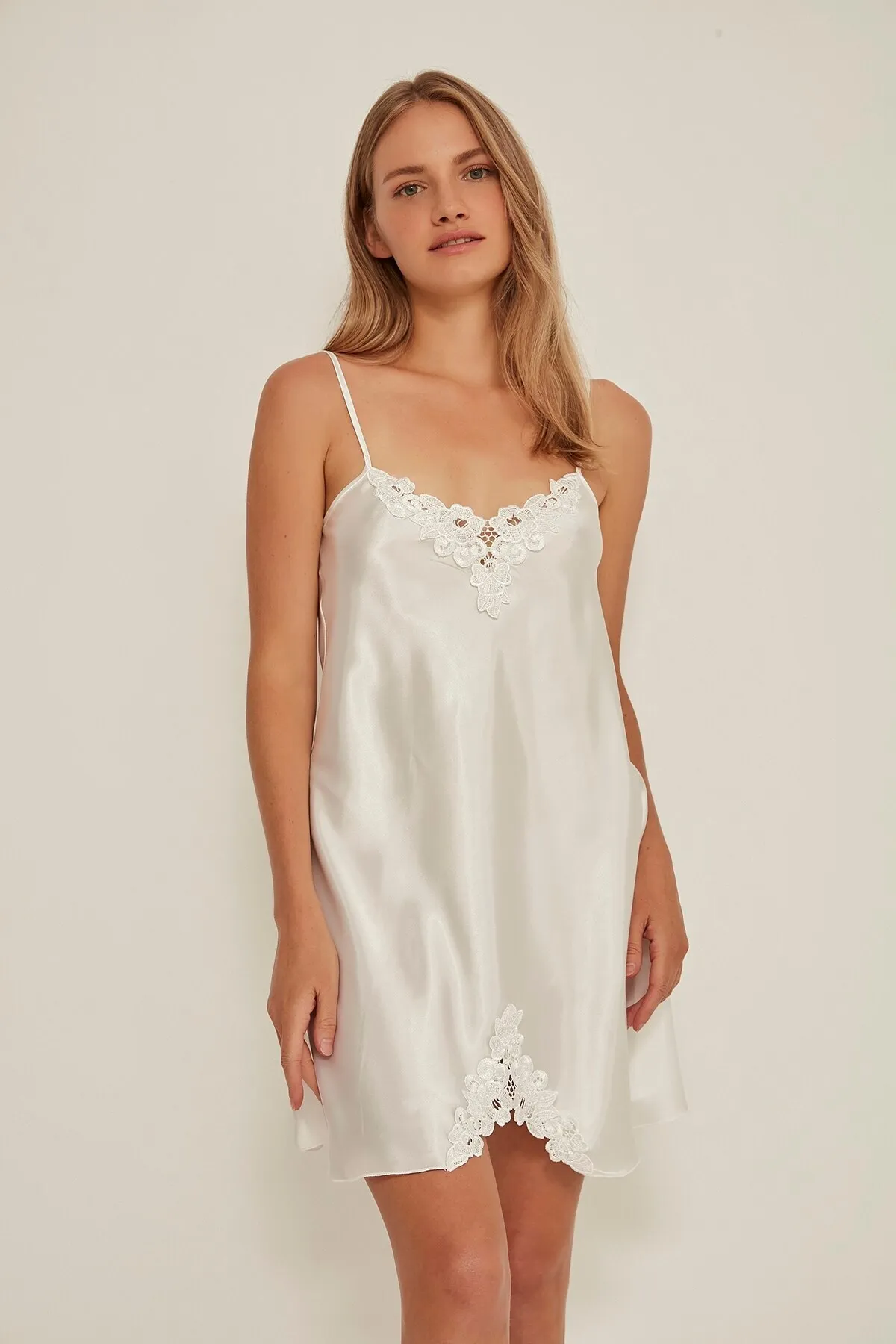 C&City  060 Damen-Nachthemd aus Satin und Spitze, Ecru