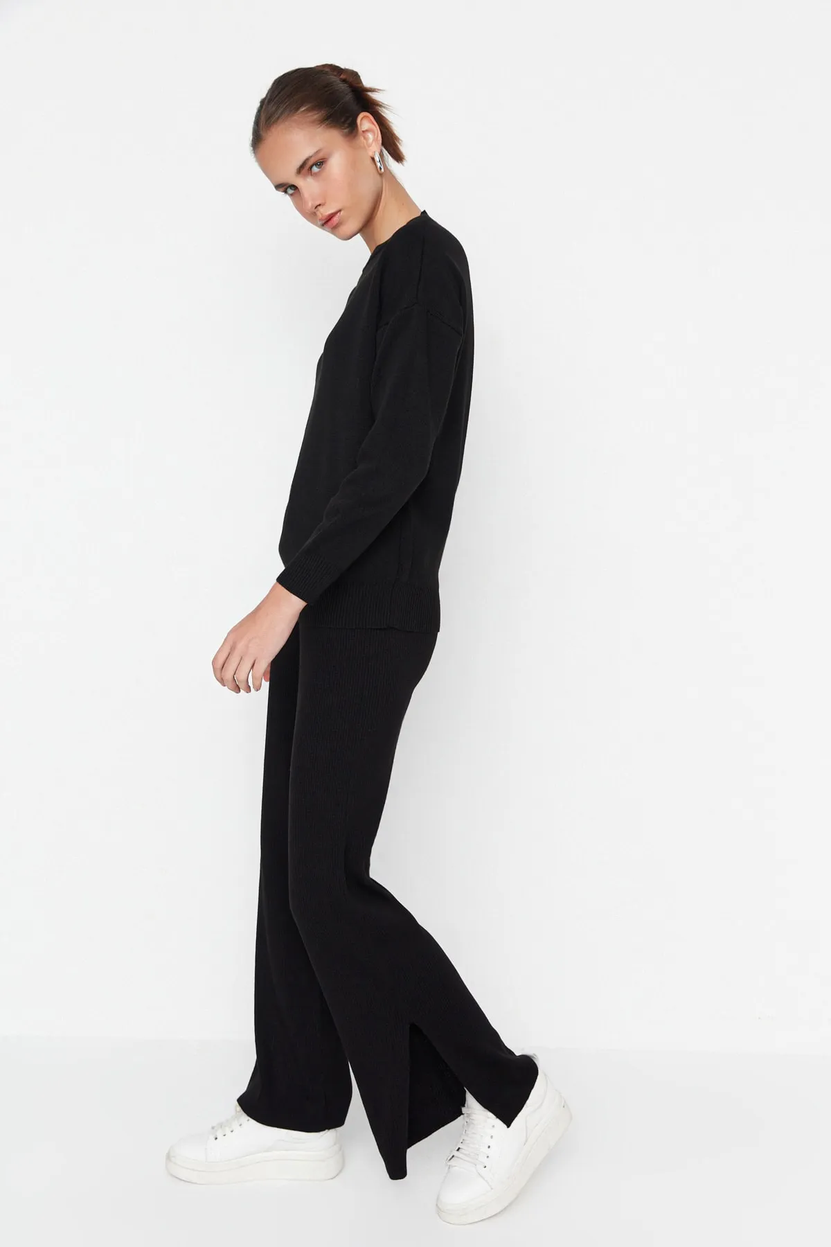 Trendyol Collection  Schwarzes, weit geschnittenes Basic-Hose-Set aus Strickoberteil und -unterteil TWOAW22AU0040